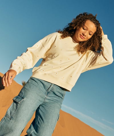 Nastolatka Kategorie TAO - ecru bluza dziewczęca z bawełny organicznej z długim rękawem i haftem w stokrotki