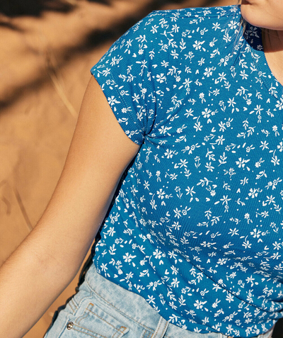 Nouvelle collection Categories Tao - t-shirt manches courtes fille en coton bio côtelé bleu électrique et imprimé fleuri