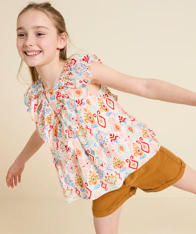 Koszule - Bluzki Kategorie TAO - ecru bluzka dziewczęca z krótkim rękawem z geometrycznym nadrukiem i falbankami