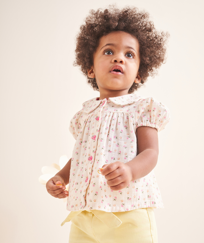 Mała dziewczynka Kategorie TAO - Koszulka z krótkim rękawem dla dziewczynki w kolorze ecru z kwiatowym nadrukiem i różowymi detalami