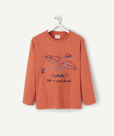 T-shirt Tao Categorieën - JONGENS-T-SHIRT IN ORANJE BIOKATOEN MET BORDUURSEL IN SURFTHEMA