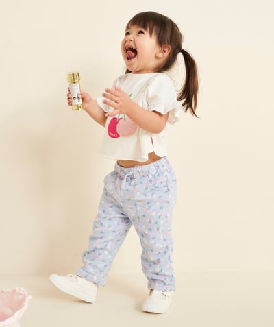 Mała dziewczynka Kategorie TAO - Proste spodnie dla dziewczynki z niebieskiej bawełnianej gazy z kwiatowym nadrukiem