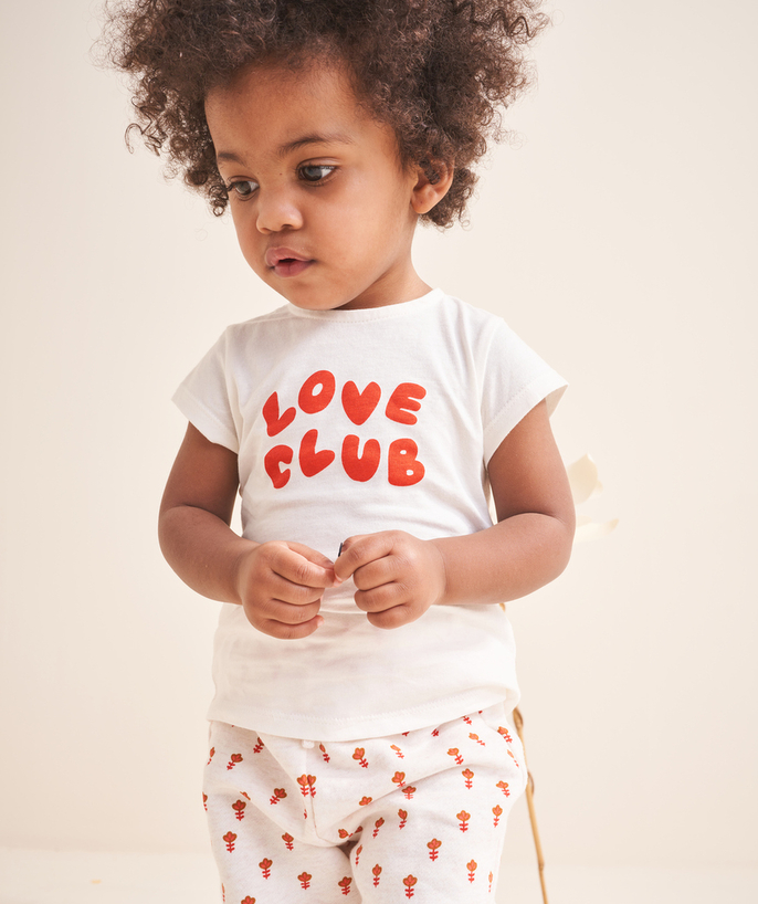 T-shirt - onderhemd Tao Categorieën - T-shirt voor babymeisjes in wit biokatoen met rode love clubboodschap