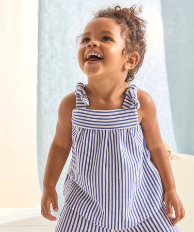 Mała dziewczynka Kategorie TAO - Bluzka dla dziewczynki w kolorze ecru z włókien pochodzących z recyklingu i prążkowanej dzianiny w niebieskie paski