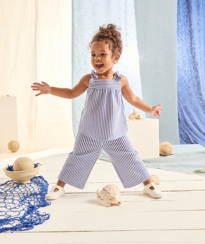 Mała dziewczynka Kategorie TAO - szerokie spodnie dla dziewczynki w kolorze ecru z włókien pochodzących z recyklingu i prążkowanej dzianiny w niebieskie paski