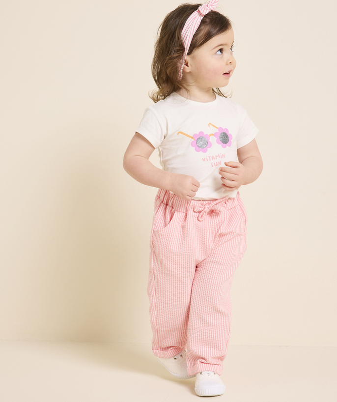 ECODESIGN Collectie Tao Categorieën - rechte broek voor babymeisjes in reliëfmateriaal met roze strepen