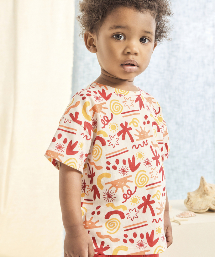 Mały chłopiec Kategorie TAO - Dziecięca koszulka z krótkim rękawem z czerwonej, pomarańczowej i żółtej bawełny organicznej z nadrukiem