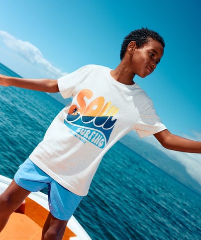 NOWOŚCI Kategorie TAO - Koszulka dla chłopców z szarej bawełny organicznej w cętki z kolorowymi napisami z motywem surferskim