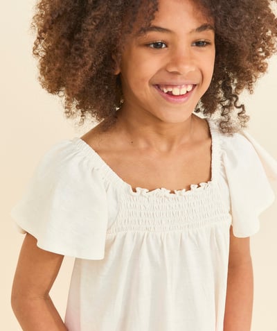 Dziewczynka Kategorie TAO - Koszulka dziewczęca z bawełny organicznej w kolorze ecru z kołnierzykiem bardot i falbankami