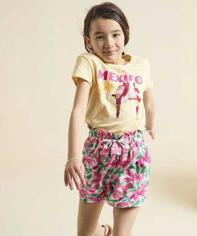 Spodenki - Spódnice Kategorie TAO - Lejące szorty dla dziewczynek z różowej wiskozy z kwiatowym nadrukiem