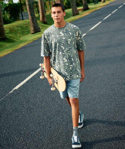 Nastolatek Kategorie TAO - Chłopięcy t-shirt z bawełny organicznej z zielono-szarym nadrukiem w liście