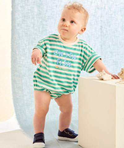 Mały chłopiec Kategorie TAO - Body t-shirt z krótkim rękawem dla chłopca z bawełny organicznej w jasnoniebieskie i białe paski z motywem ryby