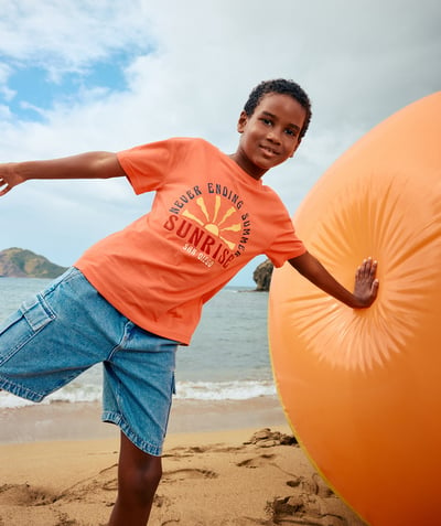 Chłopiec Kategorie TAO - T-shirt chłopięcy z pomarańczowej bawełny organicznej z wyhaftowanym zachodem słońca i wiadomością