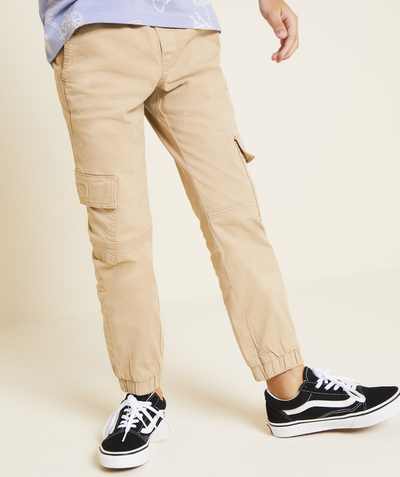 Spodnie - Spodnie dresowe Kategorie TAO - Chłopięce beżowe spodnie cargo z kieszeniami