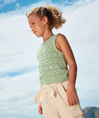 NOWOŚCI Kategorie TAO - Dziewczęcy ażurowy sweter bez rękawów w kolorze pastelowej zieleni