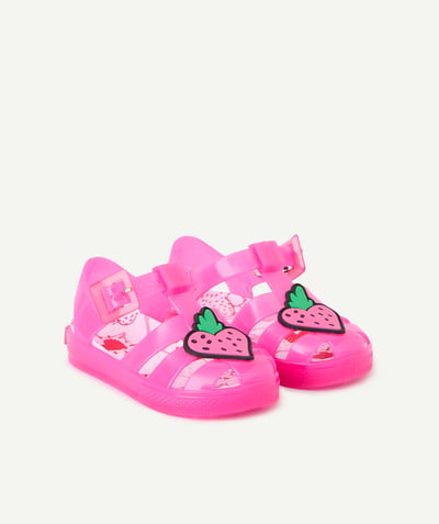 Buty, kapcie Kategorie TAO - Różowe gumowe sandały z naszywką truskawki