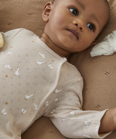 New collection Nouvelle Arbo   C - PALE PINK ORGANIC COTTON SLEEPSUIT WITH A GOOSE PRINT