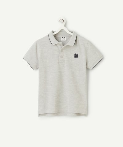 Nowa kolekcja Kategorie TAO - chłopięca koszulka polo z krótkim rękawem z szarej bawełny organicznej z niebieskim haftem