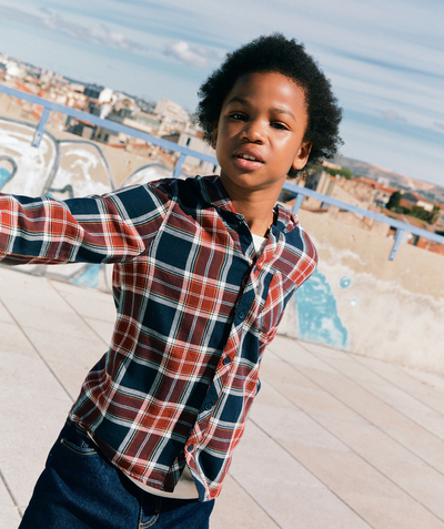 Back to school collection Nouvelle Arbo   C - BOYS' NAVY AND BURGUNDY HOODED CHECKED SHIRT