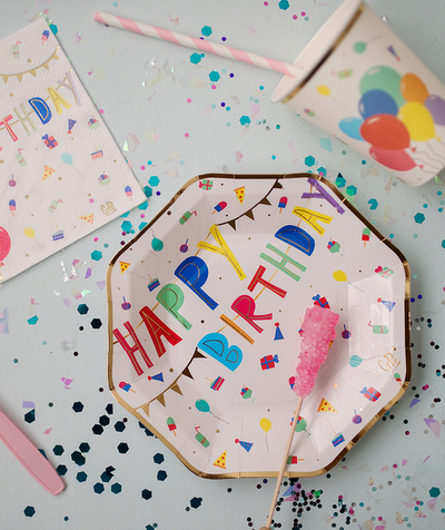 Games Tao Categories - SET OF 8 MULTICOLOURED BIRTHDAY PLATES