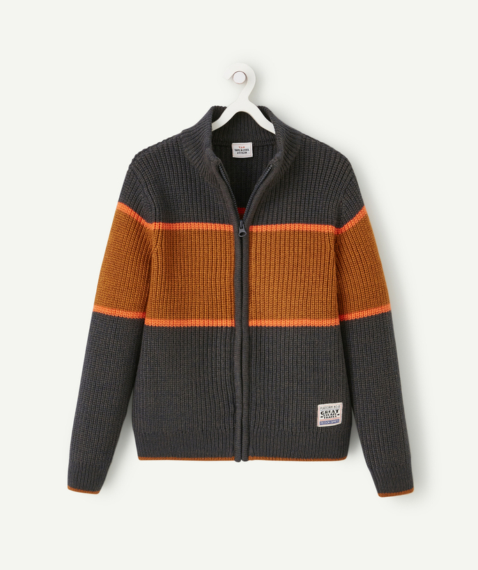 Swetry - Swetry rozpinane - kamizelki Kategorie TAO - ZASUWANY SWETER Z DZIANINY DLA CHŁOPCA W CIEMNOSZARE POMARAŃCZOWE I BRĄZOWE PASKI