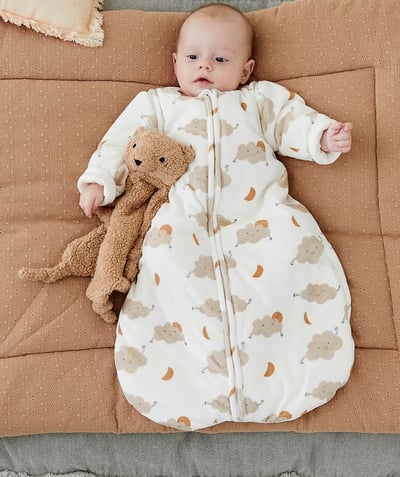 New collection Nouvelle Arbo   C - BABY SLEEPING BAG IN VELOUR AND RECYCLED PADDING AND FEATURING A CLOUD AND MOON PRINT