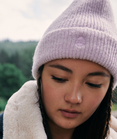 Accessories Nouvelle Arbo   C - GIRLS' MAUVE HAT KNITTED IN RECYCLED FIBRES WITH AN EMBROIDERED MOTIF