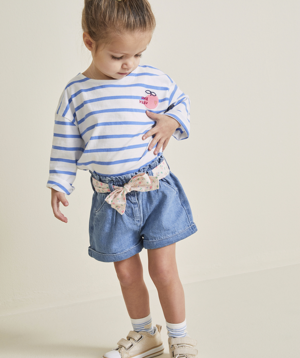 short bébé fille en denim bleu low impact avec ceinture rose fleurie