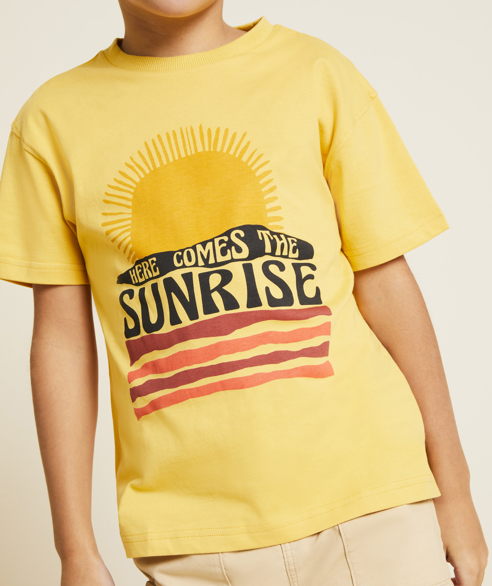 T-shirt manches courtes garçon en coton bio jaune moutarde motif soleil - 12 A