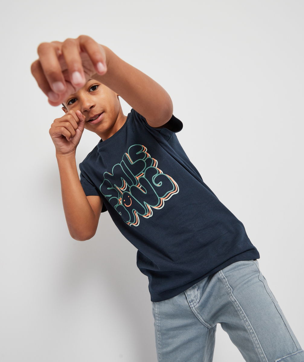 T-shirt garçon en coton bio bleu marine avec message floqué - 12 A