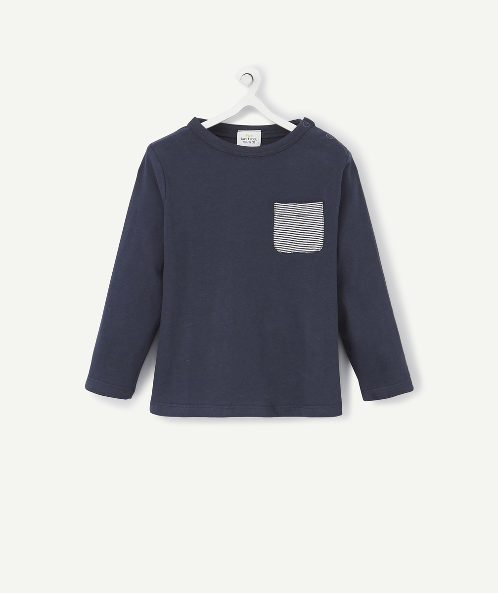 Le t-shirt bleu marine avec poche rayée - 3 M