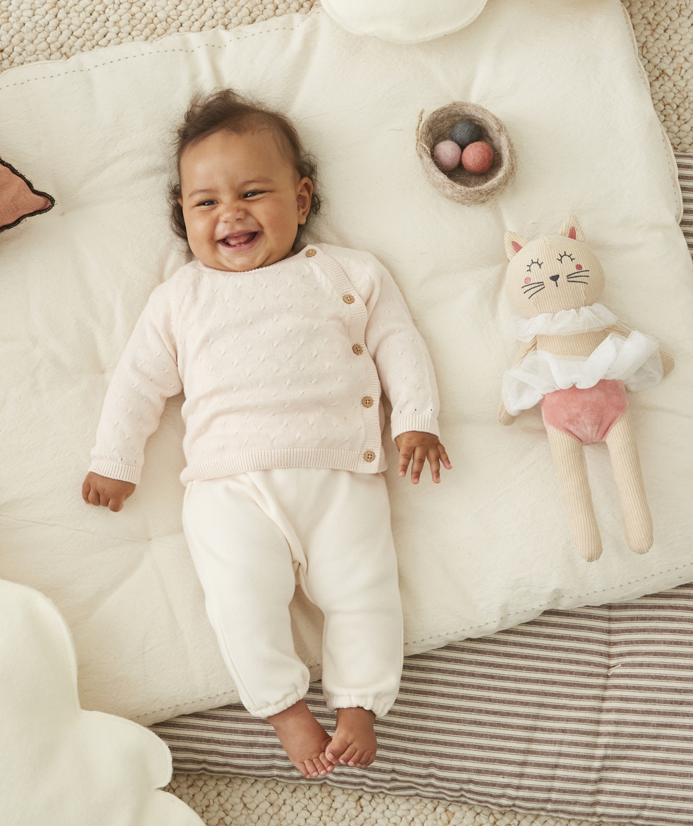 Le pull rose en tricot avec maille en relief bébé - 1 M