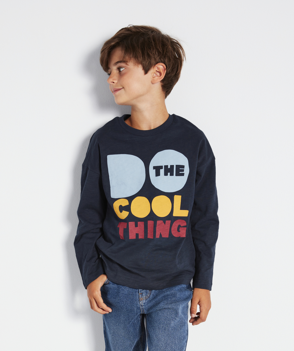 T-shirt garçon en coton bio bleu marine avec message coloré - 10 A