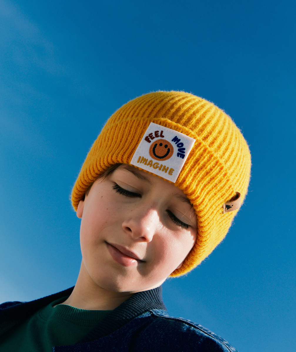 Bonnet garçon en tricot jaune avec patch smiley et messages - 2-4 A
