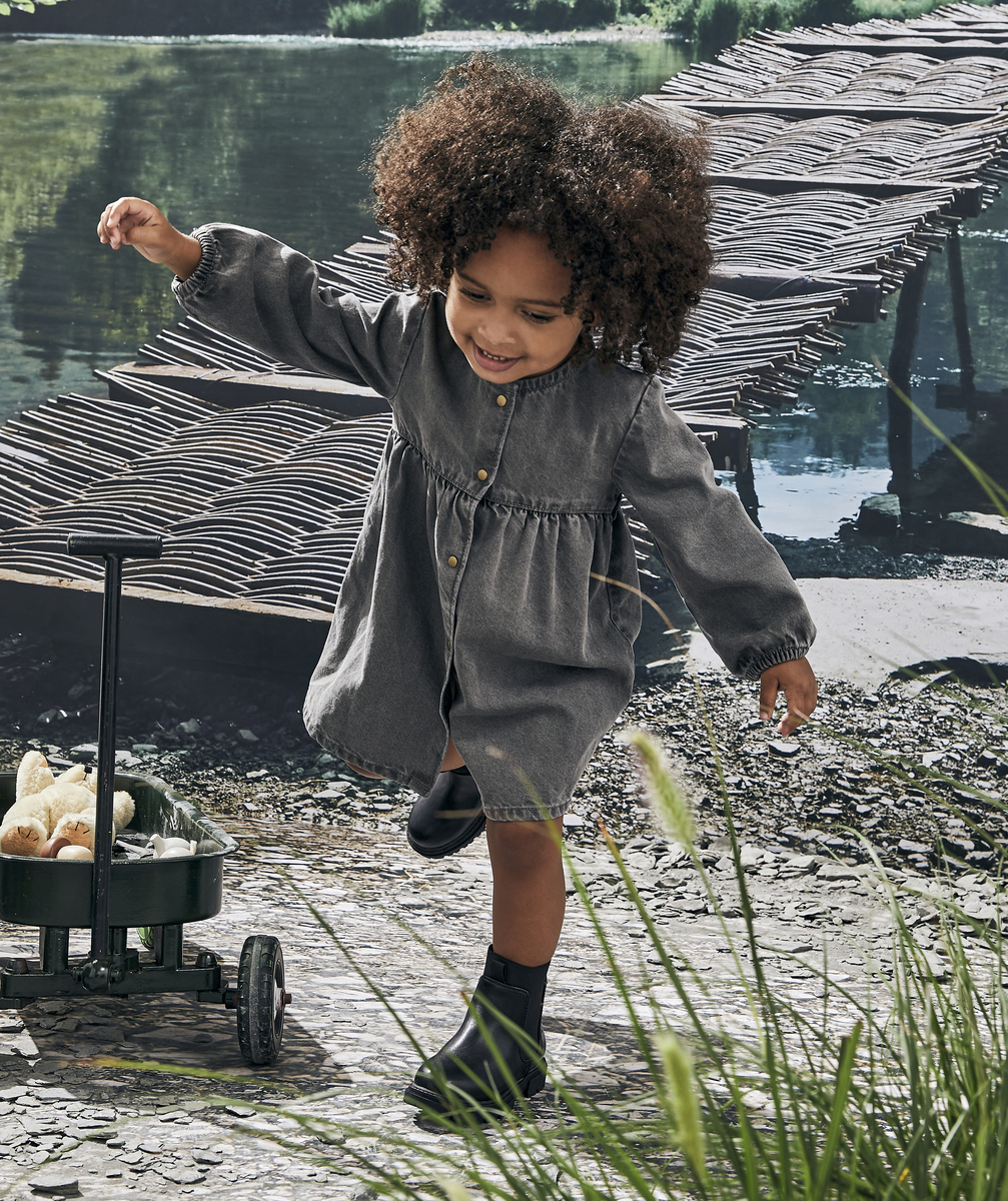 Robe bébé fille en denim low impact gris avec fronces et boutons - 9 M